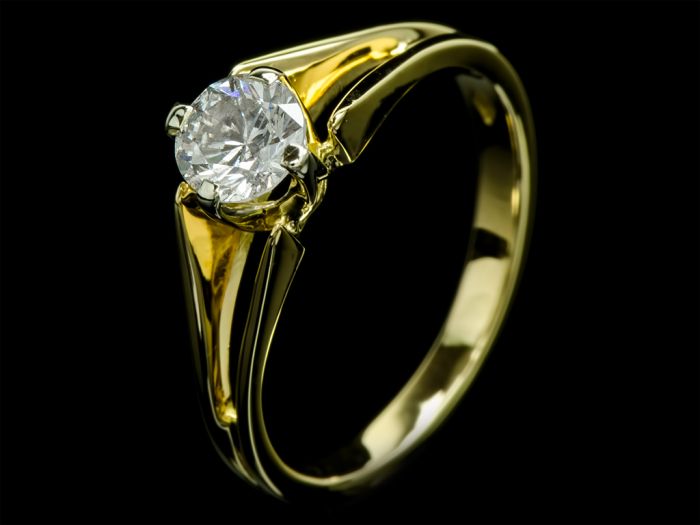 Золото каратов каталог. Кольцо с бриллиантом. Перстень с бриллиантом. Золотое кольцо с бриллиантом. Кольцо с бриллиантом золото.