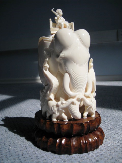 Делает статуэтки из кости. Слон антиквариат статуэтка. Статуэтка слона с бивнями. Статуэтки слоновая кость. Статуэтки из бивня слона.